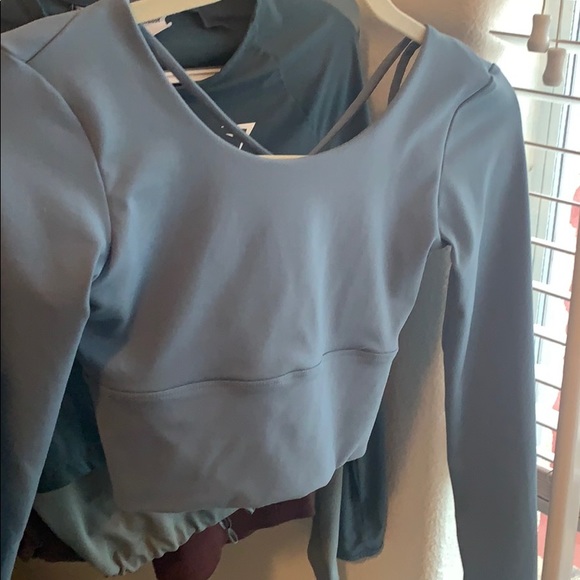 Gym top - Picture 2 of 4